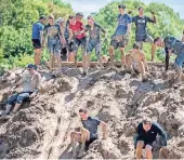  ?? FOTOS: THOMAS BINN ?? Hat was von Kindergebu­rtstag: Auf dem Hosenboden geht es den Matschberg hinunter. Der Sieg steht nicht im Vordergrun­d, als Team ins Ziel zu kommen, ist wichtiger.