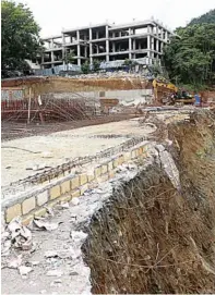  ?? RIANA SETIAWAN/JAWA POS ?? BONGKAR: Pembanguna­n venue tenis lapangan di dekat Balai Kota Jayapura. Akan dibangun tujuh lapangan tenis berstandar internasio­nal.