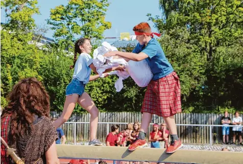  ?? Foto: Daniel Weber ?? Hier ist nur Platz für eine(n): Beim Überqueren des Flusses mussten die Kandidaten die Konkurrenz von der schmalen Brücke stoßen.