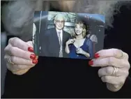  ?? Francine Orr Los Angeles Times ?? ELLIE CRAIG GOLDSTEIN holds a photo of her sister and brother. His final hours in hospice were pain-ridden.