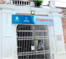  ??  ?? Puerta de ingreso a urgencias del Hospital General de Barranquil­la, situado en el barrio San Roque.