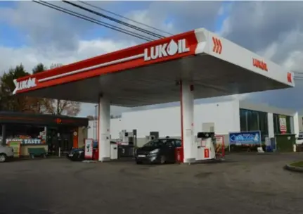  ?? FOTO KMA ?? Tankstatio­n Lukoil op de Rodendijk in Zoersel, waar de vergissing gebeurde.