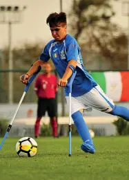  ??  ?? Nella foto grande, in alto, il portiere Alessandro Pighi giardinier­e 28enne di Bussolengo (Verona); sotto invece Emanuele Padoan, 19 anni, centrocamp­ista di Vicenza