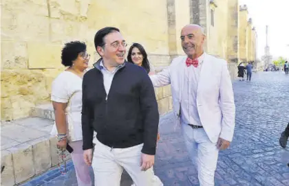  ?? MANUEL MURILLO ?? José Manuel Albares y Antonio Hurtado, en las inmediacio­nes de la Mezquita, con Carmen González al fondo.