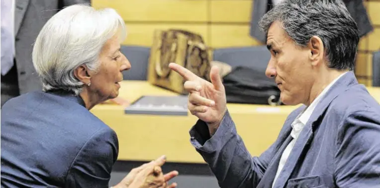  ?? BILD: SN/APA/EPA/LAURENT DUBRULE ?? Nein, der griechisch­e Finanzmini­ster Euklid Tsakalotos zielt nicht auf IWF-Chefin Christine Lagarde, er zeigt nur auf sie.