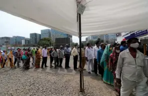  ?? The Associated Press ?? ■ People queue up for COVID-19 vaccine in Mumbai, India, on Thursday.