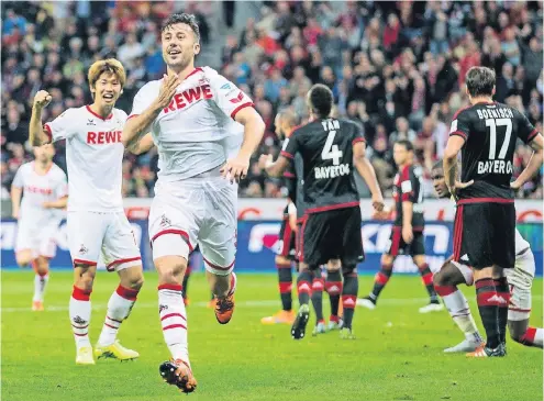  ?? FOTO: DPA ?? Siegtreffe­r: Dominic Maroh bejubelt das 2:1. Yuya Osako (li.) freut sich mit ihm. Die Leverkusen­er Jonathan Tah und Sebastian Boenisch wenden sich ab.