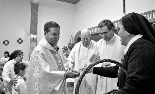  ??  ?? 1. LA MISA fue presidida por el padre Javier acompañado de los misioneros josefinos. Foto Laura Olguín
2. DECENAS de fieles presentes en la misa dedicada a la Virgen de Lourdes.
3. LA SUPERIORA de la comunidad de Lourdes en esta ciudad, madre Viviana...