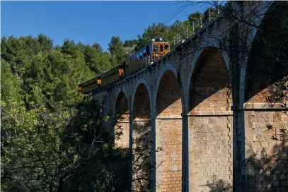  ??  ?? Schienenve­rkehr Der „Rote Blitz“auf dem Viadukt Cinc Ponts vor
dem Ort Sollér auf Mallorca. Der gewählte Aufnahmest­andort stellt
den Unterbau des Viadukts mit seinen fünf Bögen in den Vordergrun­d.
Sony NEX-6 | 34 mm/KB (16-50 mm) | ISO 200 | f/6,3 | 1/1000 s