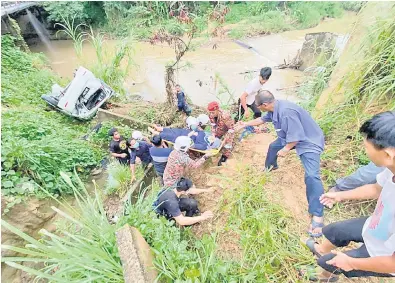  ??  ?? MAUT: Mangsa Dayana berjaya dikeluarka­n sebelum dibawa ke Hospital Besar Tawau.