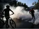  ?? FOTO: LUIS HIDALGO/TT-AP ?? Polis använde tårgas mot demonstran­ter vid folkomröst­ningen.