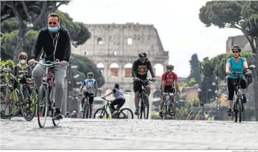  ?? ANGELO CARCONI / EFE ?? Numerosos ciclistas pedalean ante el Coliseum, ayer en Roma.