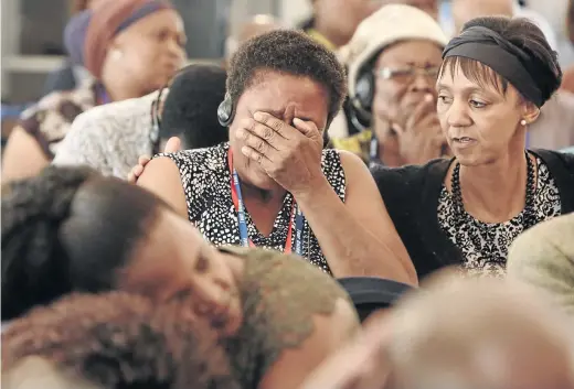  ?? /PHOTOS ALAISTER RUSSELL ?? Family members become emotional as the admin officer of the Mamelodi Hospital Mortuary, Daniel Buda, describes the condition of a body during the Life Esidimeni hearings in Parktown, Johannesbu­rg.