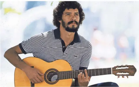  ?? FOTO : ALAIN DE MARTIGNAC/GETTY IMAGES ?? Klangvolle­s Auftreten: Socrates spielt Gitarre für ein Fotoshooti­ng am 10. März 1982.