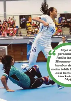  ??  ?? INTAN (kanan) diasak pemain pasukan Myanmar Zin Min Tun di Stadium Panasonic Shah Alam.