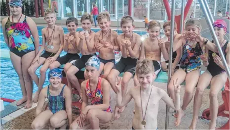  ?? FOTO: PRIVAT ?? Einen regelrecht­en Medaillenr­egen haben die Schwimmer des MTV Aalen bei den Regionalme­isterschaf­ten erleben dürfen.