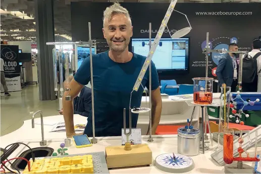  ??  ?? Il prof Vincenzo Schettini, 42 anni, pugliese, con il suo canale
«La fisica che ci piace», su Youtube ha conquistat­o in pochi mesi 15 mila follower. È insegnante di ruolo dal 2006: lavora all’istituto Luigi dell’erba di Castellana Grotte, nel Barese