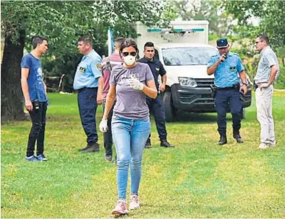  ?? (LA VOZ) ?? Operativo. La fiscal de Villa María y los policías trabajaron ayer en la escena del crimen.