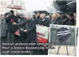  ??  ?? İdamları protesto eden vatandaşla­r Mısır’ın Ankara Büyükelçil­iği önüne siyah çelenk bıraktı.