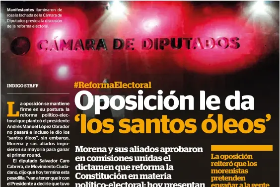  ?? ?? Manifestan­tes iluminaron de rosa la fachada de la Cámara de Diputados previo a la discusión de la reforma electoral.