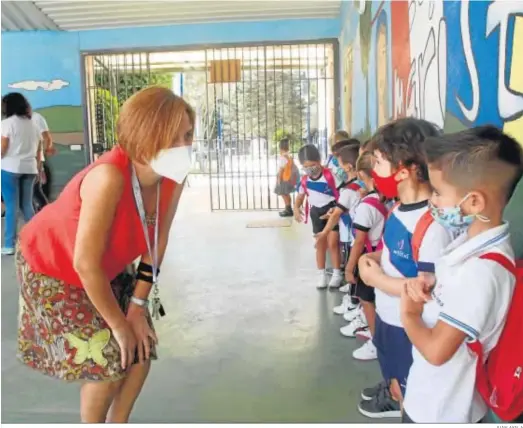  ?? JUAN AYALA ?? Una maestra recibe a los alumnos en el primer día de clase.