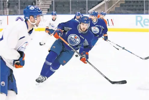  ?? FOTO: AP ?? Fokussiert: Leon Draisaitl am Dienstag beim Training seiner Edmonton Oilers.