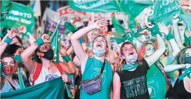  ?? Foto: AP ?? Activistas a favor del derecho al aborto celebraron afuera del Congreso en Buenos Aires tras conocerse la decisión del Senado.