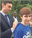  ?? ELIZA COLLINS, USA TODAY ?? Democrat Jon Ossoff autographs the sign of a young supporter.