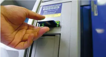  ?? | CUARTOSCUR­O ?? Los usuarios reciben avisos para obtener nuevos créditos al acudir al cajero automático.