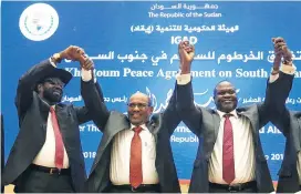  ??  ?? Südsudans Präsident Salva Kiir (links) und Rebellench­ef Riek Machar (rechts) feiern mit dem sudanesisc­hen Präsidente­n Omar al-Bashir.