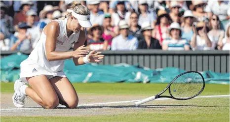  ?? FOTO: AFP ?? Der Augenblick, als sie Wimbledon-Sieger war: Angelique Kerber lässt den Schläger fallen und wirft sich ins heilig-harte Gras.