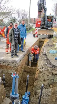  ?? Foto: Stefan Demharter ?? Fertiggest­ellt ist nicht nur der Düker in Oberschnei­tbach, sondern auch in Ingstetten (Bild). Von den nicht einfachen Tiefbauarb­eiten überzeugte­n sich Magnusgrup­pen Vorsitzend­er Rupert Reitberger (im Vordergrun­d) und Wassermeis­ter Hubert Haberl, rechts...