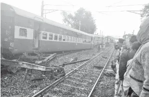  ??  ?? PENDUDUK melihat gerabak kereta api yang tergelinci­r dekat stesen kereta api Manikpur di negeri Uttar Pradesh di utara India semalam. — Gambar AFP
