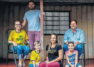  ?? FOTOS GABRIELA BILÓ/ESTADÃO ?? Família 17. Amauri Schuroff (dir.) com familiares: ‘Pela chance de mudança’