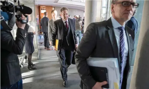  ?? Foto: imago/Christian Ditsch ?? Verfassung­sschutzche­f Maaßen am Donnerstag­abend auf dem Weg zur Anhörung im Innenaussc­huss