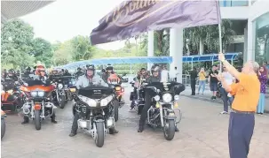  ??  ?? MULA: Chan melakukan upacara pelepasan para peserta ‘City Ride’ KIBW 2017 yang diketuai Abdul Karim di pekarangan MBKS di Kuching, semalam.