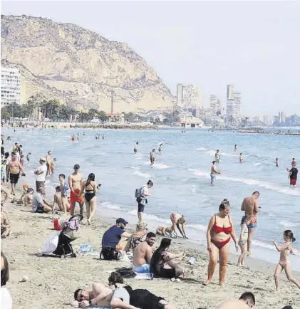  ?? PILAR CORTÉS ?? Bañistas en la playa del Postiguet, en Alicante, el 22 de febrero.