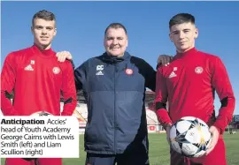  ??  ?? Anticipati­on Accies’ head of Youth Academy George Cairns with Lewis Smith (left) and Liam Scullion (right)