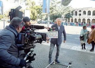  ?? (Foto Sartori) ?? Ciak in piazza Bra
Jerry Calà durante le riprese dello spot