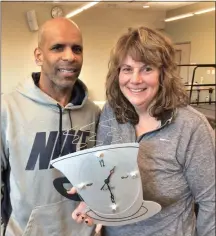  ?? GLENN GRIFFITH - MEDIANEWS GROUP ?? Dean and Tina Mendes with a favorite kitchen clock that was repaired by volunteers at last Saturday’s Repair Café in the Clifton Park-Halfmoon Library
