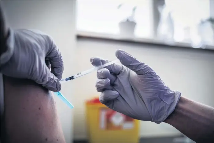  ?? Bild: Sanna Tedeborg/tt/arkiv ?? Ett tekniskt fel i bokningssy­stemet gjorde att 18-åringar tidigare under veckan kunde boka vaccintid hos Vaccina i Uddevalla.