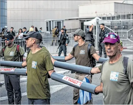  ?? EL PAÍS ?? Acción. Activistas israelíes del grupo “Hermanos en Armas” bloquean la entrada principal de la base de Kiriya.