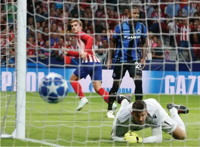  ?? © Bruno Fahy/belga ?? Antoine Griezmann loopt juichend weg na zijn openingstr­effer. De Franse spits had met twee goals een groot aandeel in de zege van Atlético.