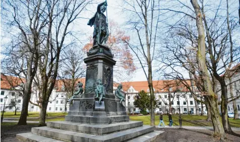  ?? Foto: Ulrich Wagner ?? Das Friedensde­nkmal im Fronhof geht zurück auf den deutschen Sieg über Frankreich von 1871 und gedenkt der bayerische­n Gefallenen.