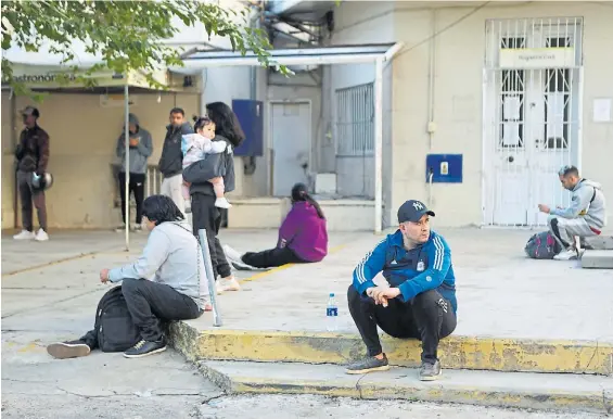  ?? AGENCIA REUTERS ?? Espera. Pacientes con síntomas de dengue aguardan en la puerta de una guardia de un centro de salud de Buenos Aires.