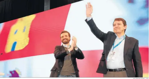  ?? SECUNDINO PÉREZ / EFE ?? Pablo Casado aplaude a Alfonso Fernández Mañueco, quien saluda en la clausura, ayer, del Congreso regional del PP, celebrado en León.