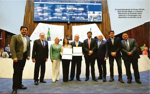  ?? Pedro de Oliveira/Alep ?? O superinten­dente do Grupo FOLHA, José Nicolás Mejía, e a diretora Alessandra de Andrade Vieira rebecem a homenagem dos deputados no plenário da AL