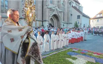  ?? FOTO: JOSEF SCHNEIDER ?? Die Kirchengem­einden Sankt Vitus, Heilig Geist und Sankt Wolfgang haben ihre gemeinsame Fronleichn­amsprozess­ion am Mittwochab­end begangen.