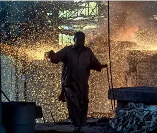  ?? AFP ?? A labourer works at an iron factory on the eve of Internatio­nal Labour Day in Lahore. —