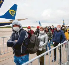  ?? Foto: Thomas Frey/dpa ?? Erntehelfe­r aus Rumänien, die nach Deutschlan­d gekommen sind. Die Zahl der Arbeiter aus Osteuropa dürfte aber nicht reichen.